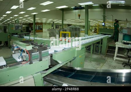 Carta su nastro trasportatore; Riau Pulp and Paper Mill (RAPP), vicino Pekanbaru, Sumatra, Indonesia Foto Stock