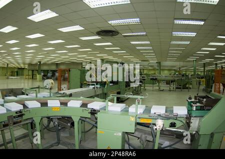 Carta su nastro trasportatore; Riau Pulp and Paper Mill (RAPP), vicino Pekanbaru, Sumatra, Indonesia Foto Stock