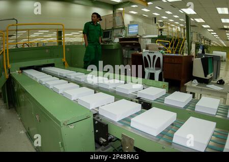 Carta su nastro trasportatore; Riau Pulp and Paper Mill (RAPP), vicino Pekanbaru, Sumatra, Indonesia Foto Stock