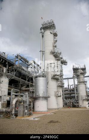 Tubazioni e vasi, impianto di GNL (gas naturale liquefatto) di Tangguh. Vicino a Babo, Papus Occidentale, Indonesia Foto Stock