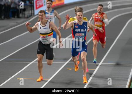 Julien Watrin (bel) chiude il traguardo con Karsten Warholm (NOR) in finale 400m al Campionato europeo di Atletica Indoor il 5 marzo 2023 all'Atakoy Arena di Istanbul, Turchia Credit: SCS/Erik van Leeuwen/AFLO/Alamy Live News Foto Stock