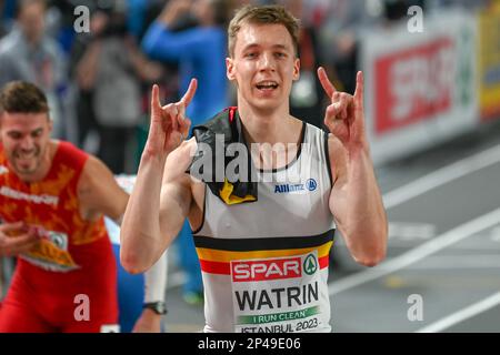 Julien Watrin (bel) chiude il traguardo con Karsten Warholm (NOR) in finale 400m al Campionato europeo di Atletica Indoor il 5 marzo 2023 all'Atakoy Arena di Istanbul, Turchia Credit: SCS/Erik van Leeuwen/AFLO/Alamy Live News Foto Stock