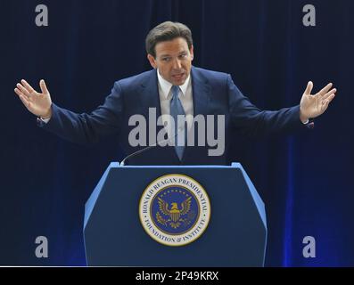 Simi Valley, California, Stati Uniti. 05th Mar, 2023. Florida Gov. Ron DeSantis si rivolge ai partecipanti alla Ronald Reagan Presidential Library di Simi Valley, California, domenica 5 marzo 2023. Mentre si muove verso l'ingresso nella gara presidenziale del 2024, DeSantis fece un pellegrinaggio in biblioteca, dove i repubblicani accusarono i leader degli stati blu come la California di essere 'politici di blocco' e accusarono che la crisi del coronavirus della nazione creò 'una grande prova nel governare le filosofie. Credit: UPI/Alamy Live News Foto Stock