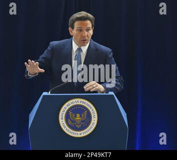 Simi Valley, California, Stati Uniti. 05th Mar, 2023. Florida Gov. Ron DeSantis si rivolge ai partecipanti alla Ronald Reagan Presidential Library di Simi Valley, California, domenica 5 marzo 2023. Mentre si muove verso l'ingresso nella gara presidenziale del 2024, DeSantis fece un pellegrinaggio in biblioteca, dove i repubblicani accusarono i leader degli stati blu come la California di essere 'politici di blocco' e accusarono che la crisi del coronavirus della nazione creò 'una grande prova nel governare le filosofie. Credit: UPI/Alamy Live News Foto Stock