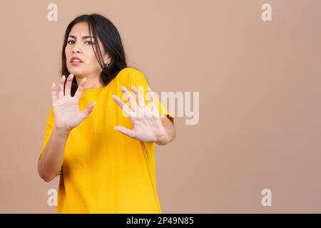 Donna caucasica che gestiva con le mani nella paura Foto Stock