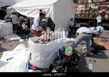 Non esclusiva: 5 marzo 2023, Città del Messico, Messico: I riciclatori raccolgono gli oltre un milione di lattine della Fleur de Lis allo Zocalo in Messico Foto Stock