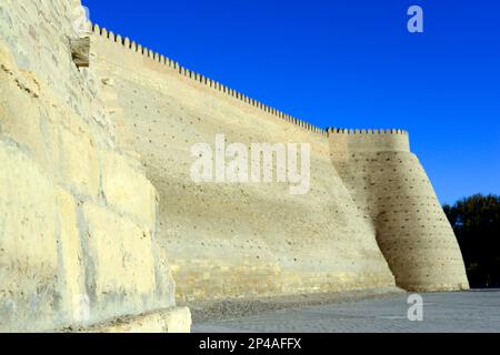 L'Arca di Bukhara è un'imponente fortezza situata nel cuore della città vecchia di Bukhara, Uzbekistan. Foto Stock