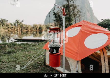 Lampada a fuoco selettivo nel campeggio a Vientiane, Laos Foto Stock