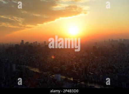 Un bellissimo tramonto su Tokyo visto dalla torre Skytree. Foto Stock