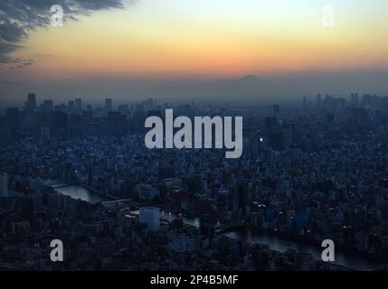 Un bellissimo tramonto su Tokyo visto dalla torre Skytree. Foto Stock