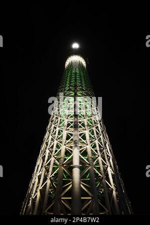 Guardando lo Skytree illuminato nella città di Sumida, Tokyo, Giappone. Foto Stock