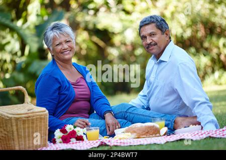 Facciamo ancora del nostro tempo per divertirci l'una con l'altra azienda. una coppia adulta senior che si diverti a fare un picnic insieme all'aperto. Foto Stock