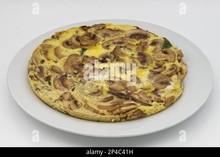 Omelette con funghi e formaggio su fondo bianco. Foto Stock