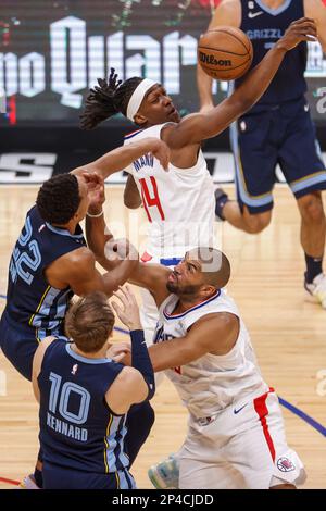 Los Angeles, California, Stati Uniti. 5th Mar, 2023. Los Angeles Clippers guardia Terance Mann (TOP R), avanti Nicolas Batum (bottom R), Memphis Grizzlies guardie Desmond Bane (TOP L) e Luke Kennard (bottom L) vie per la palla durante una partita di basket NBA alla Crypto.com Arena di Los Angeles Venerdì, 24 febbraio 2023. (Credit Image: © Ringo Chiu/ZUMA Press Wire) SOLO PER USO EDITORIALE! Non per USO commerciale! Credit: ZUMA Press, Inc./Alamy Live News Foto Stock