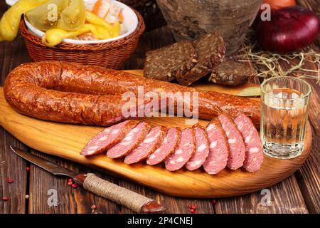 Pancetta di maiale su un tavolo di legno Foto Stock