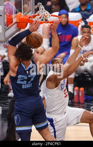 Los Angeles, California, Stati Uniti. 5th Mar, 2023. Memphis Grizzlies Forward David Roddy (L) si è inzuppato contro i Los Angeles Clippers Forward Nicolas Batum (R) durante una partita di basket NBA alla Crypto.com Arena di Los Angeles venerdì 24 febbraio 2023. (Credit Image: © Ringo Chiu/ZUMA Press Wire) SOLO PER USO EDITORIALE! Non per USO commerciale! Credit: ZUMA Press, Inc./Alamy Live News Foto Stock