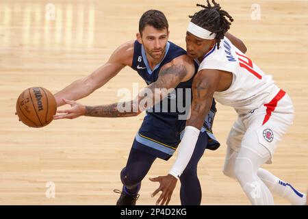 Los Angeles, California, Stati Uniti. 5th Mar, 2023. La guardia di Memphis Grizzlies John Konchar (L) è difesa dalla guardia dei Clippers di Los Angeles Terance Mann (R) durante una partita di basket NBA alla Crypto.com Arena di Los Angeles venerdì 24 febbraio 2023. (Credit Image: © Ringo Chiu/ZUMA Press Wire) SOLO PER USO EDITORIALE! Non per USO commerciale! Credit: ZUMA Press, Inc./Alamy Live News Foto Stock