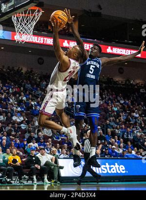 Marzo 04 2023 Las Vegas, NV, U.S.A. La guardia di Loyola Marymount Cam Shelton (20) si dirige verso il basket durante il gioco delle quarti di finale della Conferenza NCAA Men's Basketball West Coast tra Brigham Young Cougars e i Leoni di Loyola Marymount. BYU ha battuto Loyola Marymount 73-63 all'Orleans Arena Las Vegas, Nevada. Thurman James/CSM Foto Stock