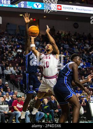 Marzo 04 2023 Las Vegas, NV, U.S.A. La guardia di Loyola Marymount Cam Shelton (20)va al basket durante il gioco delle quarti di finale della Conferenza della Costa Occidentale della NCAA maschile tra Brigham Young Cougars e Loyola Marymount Lions. BYU ha battuto Loyola Marymount 73-63 all'Orleans Arena Las Vegas, Nevada. Thurman James/CSM Foto Stock