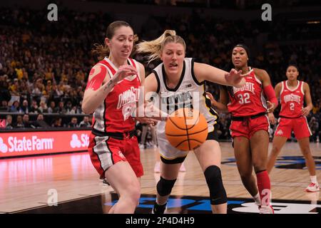 Minneapolis, Minnesota, Stati Uniti. 5th Mar, 2023. Iowa Hawkeyes Forward MONIKA CZINANO (25) e Ohio state Buckeyes Forward TAYLOR THIERRY (2) inseguono dopo la palla durante la prima metà dell'Iowa contro l'Ohio state domenica 4th marzo al torneo femminile di pallacanestro 2023 di Minneapolis, Minnesota. Iowa ha vinto 105-72. (Credit Image: © Steven Garcia/ZUMA Press Wire) SOLO PER USO EDITORIALE! Non per USO commerciale! Foto Stock