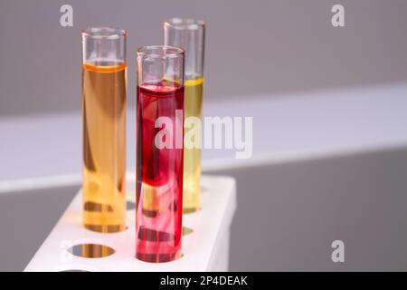 Chiudere il rosso e risolvere le provette. Campioni colorati di laboratorio e medicina. Foto Stock