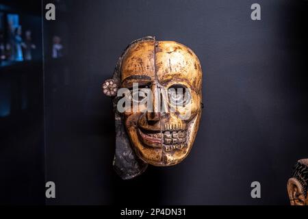 Maschera tradizionale di vita e morte al Museu da Marioneta (Museo delle marionette di Lisbona), Lisbona, Portogallo Foto Stock