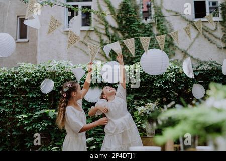 Bambina che si diverte a una festa di nozze all'aperto. Foto Stock