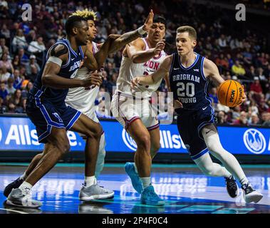 Marzo 04 2023 Las Vegas, NV, U.S.A. Brigham Young Guard Spencer Johnson (20) si mette in campo durante la partita di basket NCAA Men's Basketball West Coast Conference Quarterfinals tra Brigham Young Cougars e Loyola Marymount Lions. BYU ha battuto Loyola Marymount 73-63 all'Orleans Arena Las Vegas, Nevada. Thurman James/CSM Foto Stock