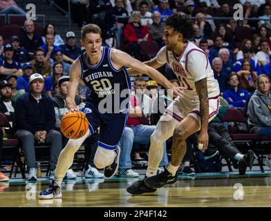 Marzo 04 2023 Las Vegas, NV, U.S.A. Brigham Young Guard Spencer Johnson (20) si mette in campo durante la partita di basket NCAA Men's Basketball West Coast Conference Quarterfinals tra Brigham Young Cougars e Loyola Marymount Lions. BYU ha battuto Loyola Marymount 73-63 all'Orleans Arena Las Vegas, Nevada. Thurman James/CSM Foto Stock