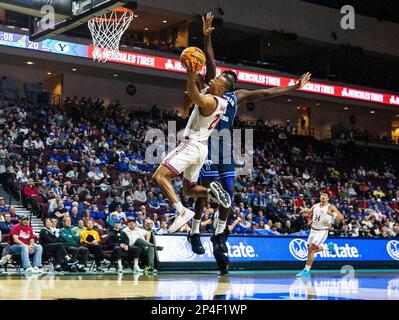 Marzo 04 2023 Las Vegas, NV, U.S.A. La guardia di Loyola Marymount Cam Shelton (20)va al basket durante il gioco delle quarti di finale della Conferenza della Costa Occidentale della NCAA maschile tra Brigham Young Cougars e Loyola Marymount Lions. BYU ha battuto Loyola Marymount 73-63 all'Orleans Arena Las Vegas, Nevada. Thurman James/CSM Foto Stock