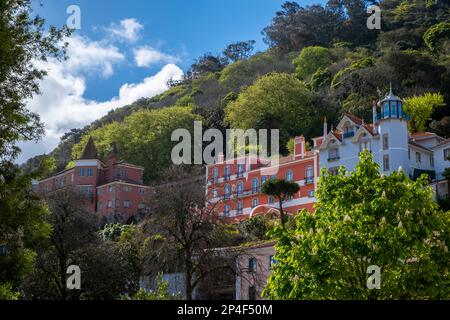 Case colorate su una collina, Sintra, Portogallo Foto Stock