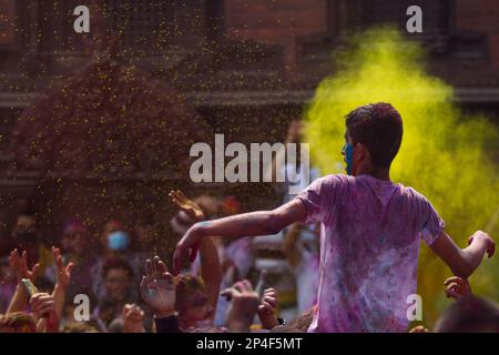 Kathmandu, Nepal. 6th Mar, 2023. Le persone strisciano polvere colorata l'una sull'altra per celebrare il festival Holi sulla Basantapur Durbar Square a Kathmandu, Nepal, 6 marzo 2023. Credit: Sulav Shrestha/Xinhua/Alamy Live News Foto Stock