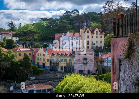 Case colorate su una collina, Sintra, Portogallo Foto Stock