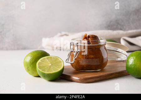 Tradizionale filone di lime dello Sri Lanka, sale, peperoncino, pepe su fondo bianco. Primo piano. Foto Stock