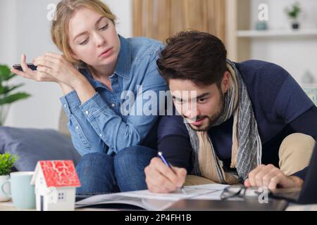 giovane coppia che progetta un progetto di alloggio Foto Stock