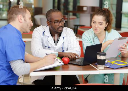 gruppo di medici che lavorano nella caffetteria Foto Stock