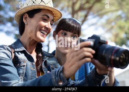 foto ravvicinata delle donne che controllano le foto Foto Stock