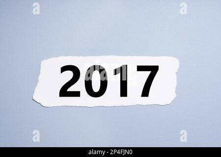 2017 stampato su un pezzo di carta strappato, anno o numero Foto Stock