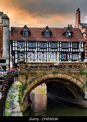 Casa medievale a graticcio su High Bridge, anche Glory Hole, High Street, Old Town, Lincoln, Lincolnshire, Inghilterra, Regno Unito Foto Stock