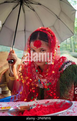 Sposa nepalese del gruppo etnico Tharu in abito tradizionale, Chitwan, Nepal Foto Stock