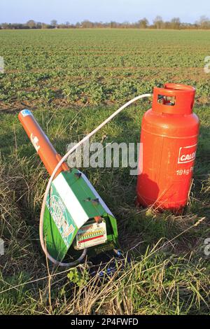 Pistola a gas, cicatrice alimentata a gas a bordo del campo arabile, Bacton, Suffolk, Inghilterra, Regno Unito Foto Stock