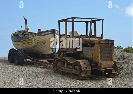 Trattore atterra barca da pesca sulla spiaggia, Weybourne, Norfolk, Inghilterra, Regno Unito Foto Stock