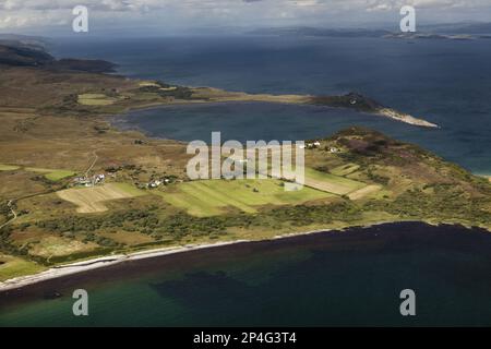 Vista aerea della costa con baia, Knockrome, Ardfernal, Corran Sands e Lowlandman's Bay, Isola del Giura, Inner Hebrides, Scozia, Regno Unito Foto Stock