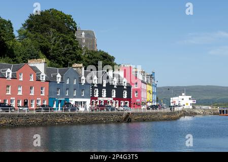 Edifici colorati sul lungomare nel porto della città costiera di Tobermory, Isola di Mull, Ebridi interne, Scozia, Regno Unito Foto Stock