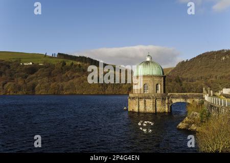 Vista del bacino idrico e dell'edificio dell'acquedotto alimentato a gravità, Torre Foel, bacino idrico di Garreg DDU, Valle Elan, nei pressi di Rhayader, Powys, Galles, Regno Unito Foto Stock