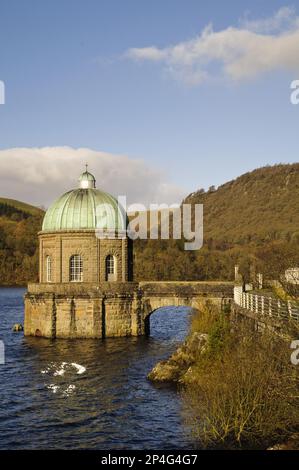 Vista del bacino idrico e dell'edificio dell'acquedotto alimentato a gravità, Torre Foel, bacino idrico di Garreg DDU, Valle Elan, nei pressi di Rhayader, Powys, Galles, Regno Unito Foto Stock