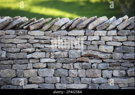 Primo piano di un muro di pietra a secco costruito in pietra calcarea, Cumbria, Inghilterra, Regno Unito Foto Stock