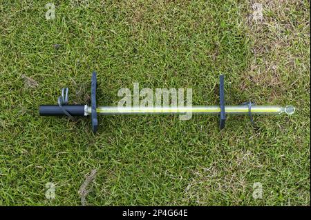 Termometro sulla superficie del giardino che misura la temperatura del suolo, Cumbria, Inghilterra, Regno Unito Foto Stock