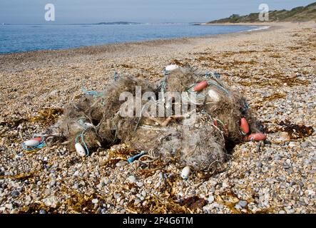 Gillnet si è lavato su spiaggia di ghiaia, Ringstead, Dorset, Inghilterra, Regno Unito Foto Stock