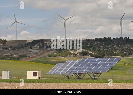 Pannelli di energia solare e turbine eoliche su pianure aperte, Castilla y Leon, Spagna Foto Stock